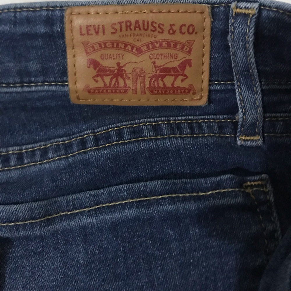 Levis. 712. Slim.